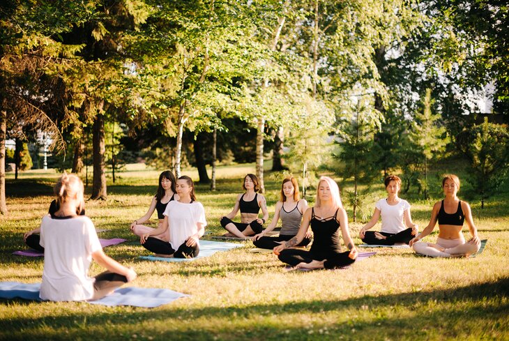 Persona sentada en postura de meditación junto a una ventana